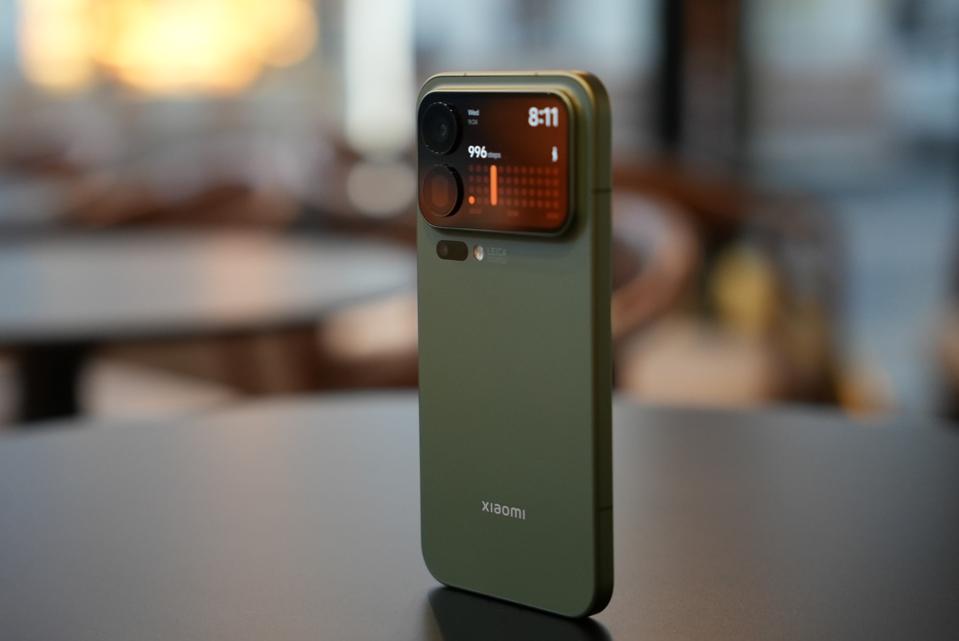 Xiaomi 17 Pro Max nổi bật với thiết kế hiện đại và màn hình phụ phía sau